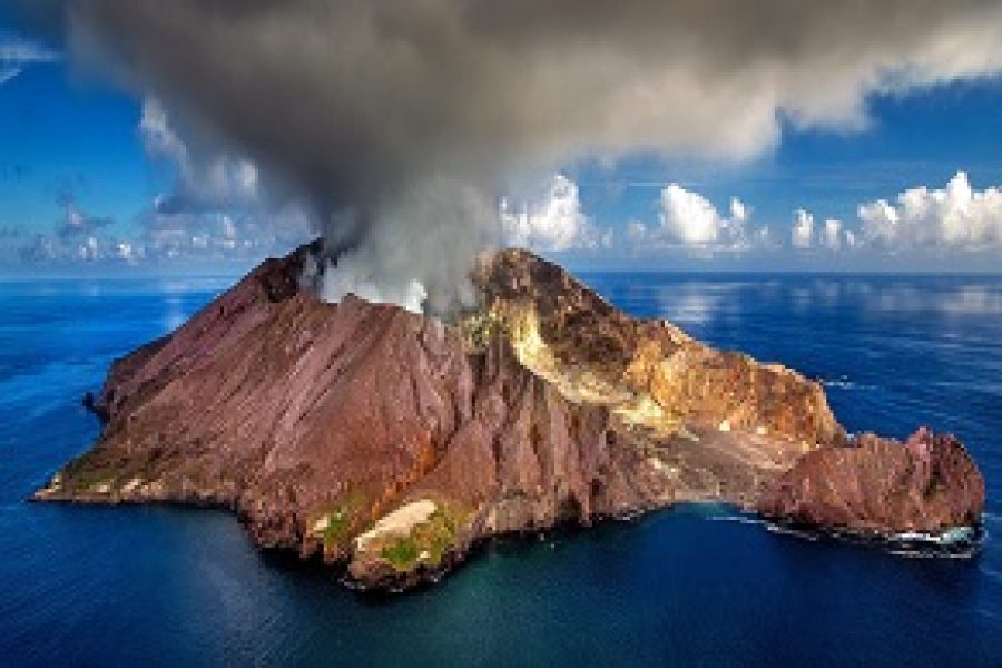 Erupciona el volcán Whakaari en Nueva Zelanda